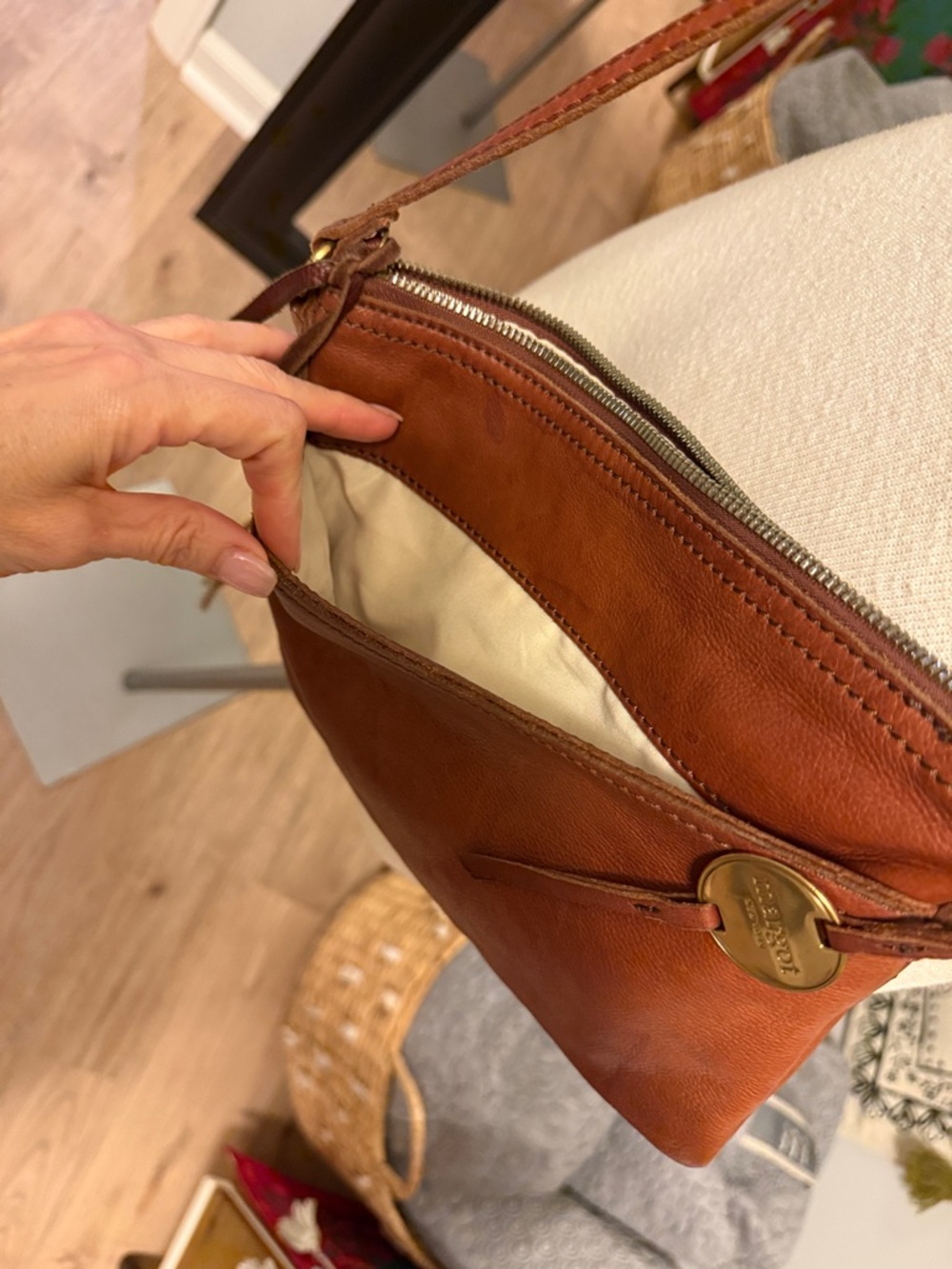 Margot New York - Genuine Leather Crossbody Bag in Cognac Brown - Picture 6 of 10